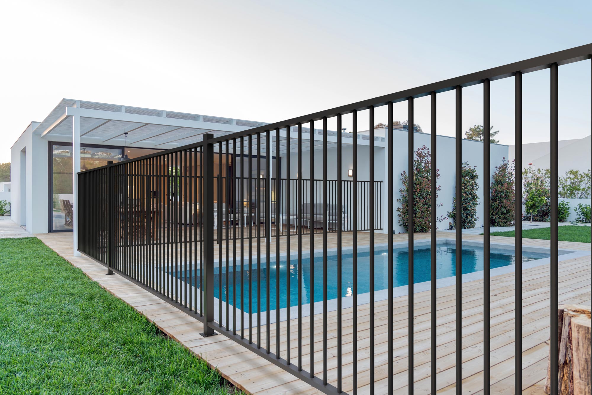 Aluminium vs Steel – Choosing the right material for your pool fence
